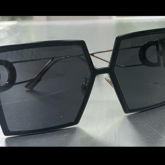 Dior Sunglasses 30Montaigne Black with Gold- with case and cloth- amazing. - Picture 4 of 9